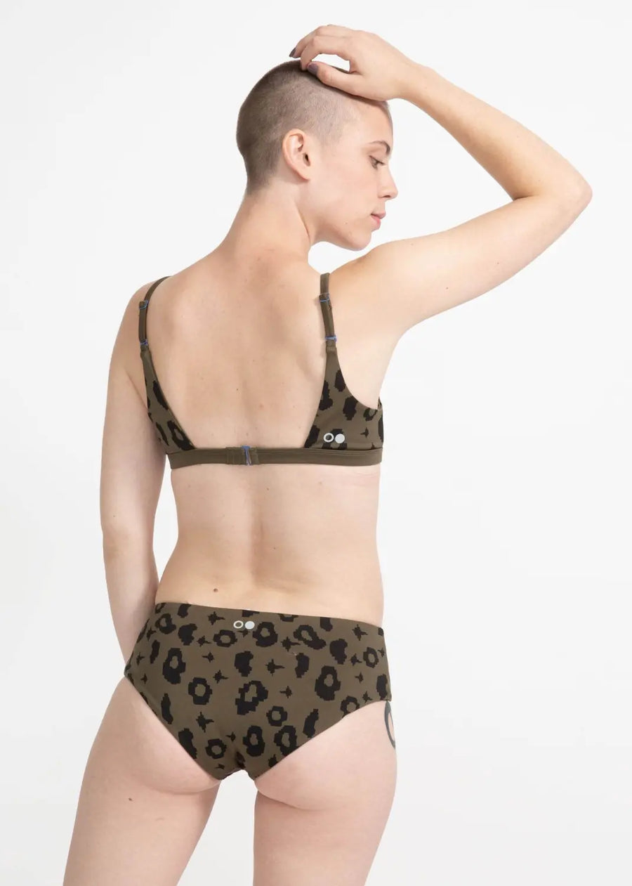 nachhaltige bikini top amami green leopard moss, sustainable swimwear, reversible swimwear