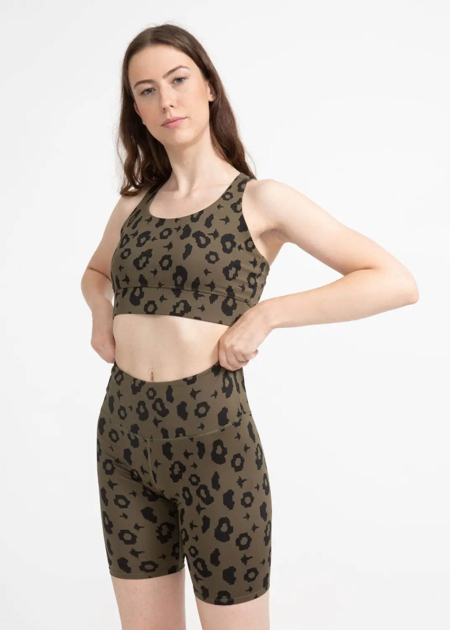 boochen eco-friendly bike shorts in green leopard, sustainable fashion, sustainable leggings, shorts, nachhaltige shorts im grün Leopard