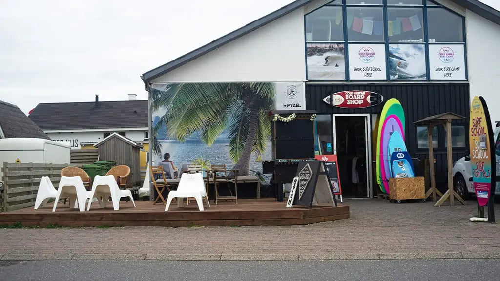 It’s all the same to the ocean Feminism in Surfing